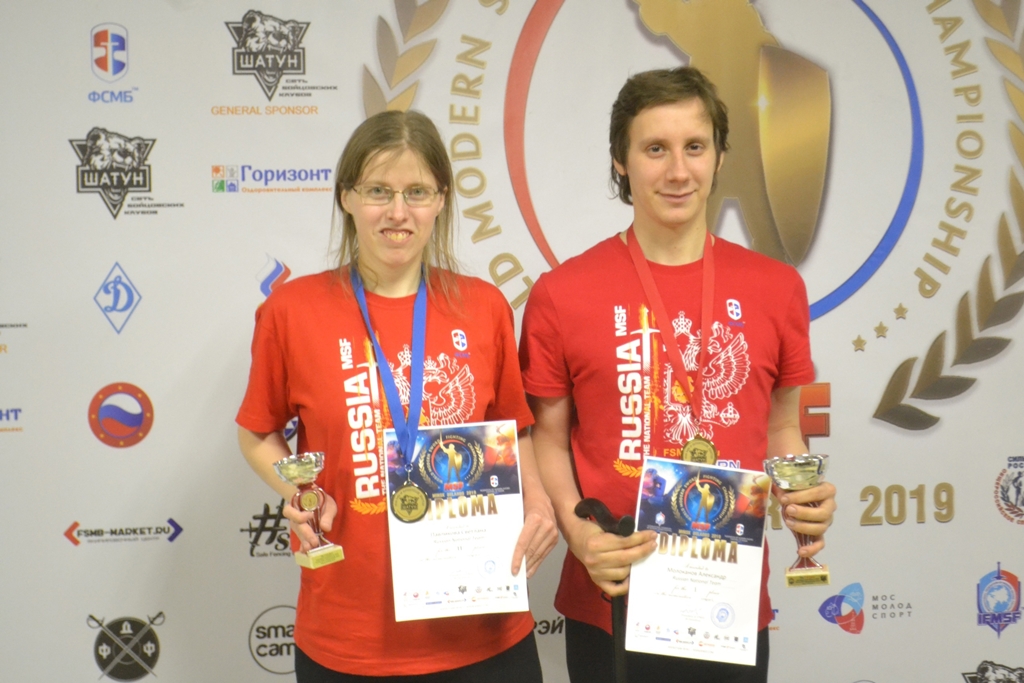 Светалана Павликова с наградами за спортивные достижения
